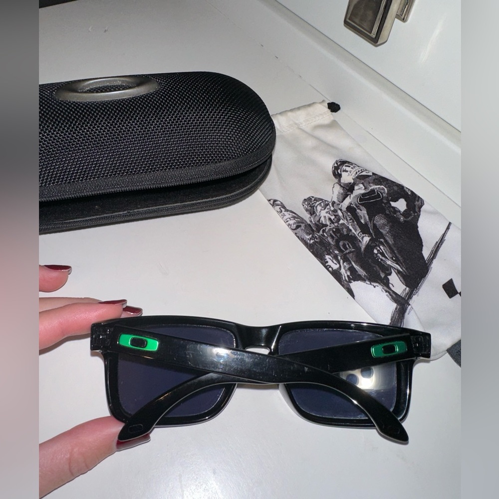 Oakley Men’s Holbrook Sunglasses MotoGP Black/ Green with Case and Duster